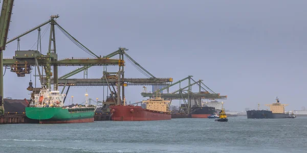 Navios graneleiros náuticos no porto — Fotografia de Stock