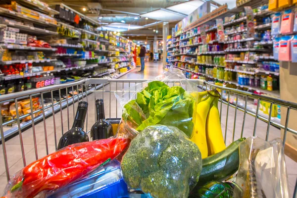 Carro de supermercado en la organización del supermercado — Foto de Stock