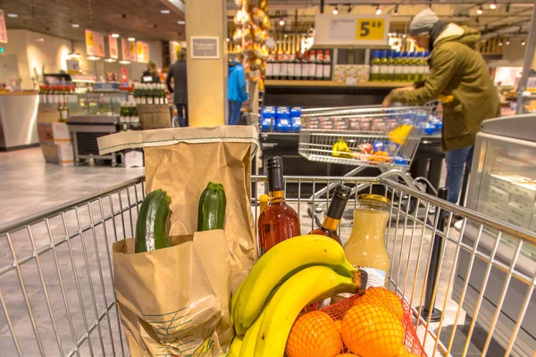 Grocery cart in supermarket — Stock Photo, Image