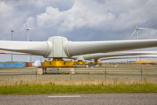 Rotors géants d'éoliennes sur chantier — Photo