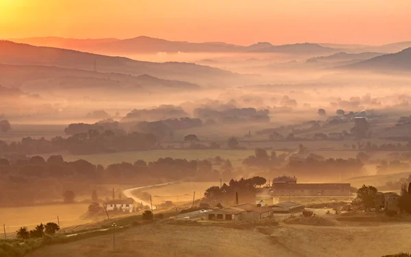 Ferme toscane au lever du soleil, Italie — Photo