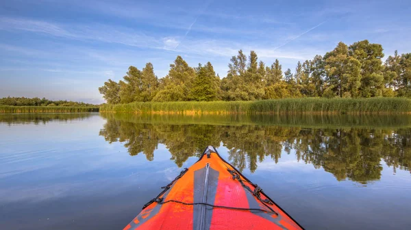 Pôr do sol sobre a reserva natural de Biesbosch — Fotografia de Stock