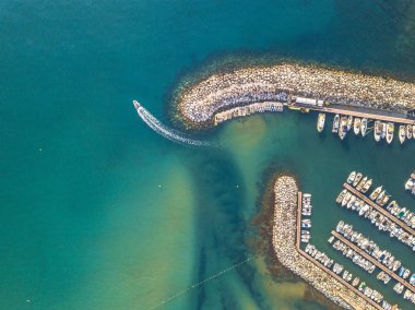 Marina yukarıdan aşağıya havadan görünüm tekne kapalı yelken