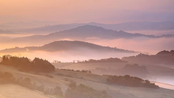 Toscana vista panoramica colline nebbiose — Foto Stock