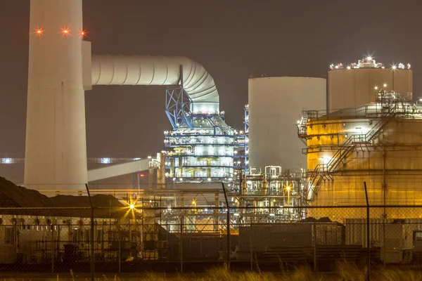 Beleuchtete petrochemische Industrie im Dunkeln — Stockfoto