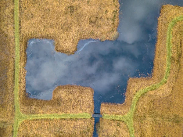 Sendero a lo largo de estanques cuadrados rectos — Foto de Stock