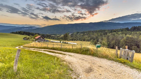 Paisaje rural de montaña en los Alpes franceses — Foto de Stock