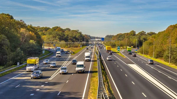 Namiddag verkeer gezien van bovenaf — Stockfoto