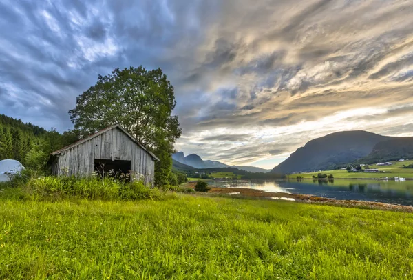 Fiyort manzara Norveç Eski ahır — Stok fotoğraf