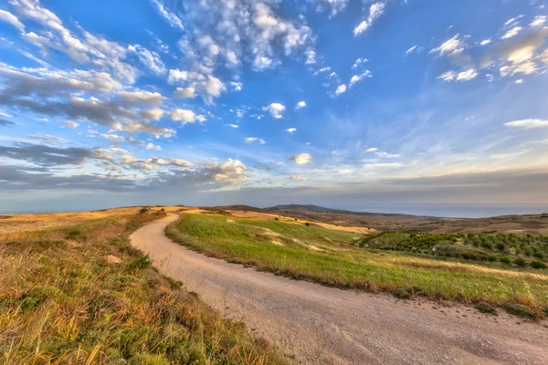 Meanderende weg door het mediterrane landschap op het eiland — Stockfoto