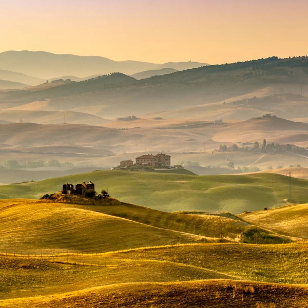 Tuscan Farmland with Villas and Villages at Dawn — Stock Photo, Image