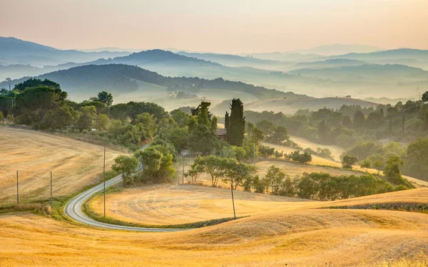 Toscana nevoeiro colinas vista panorâmica com estrada sinuosa — Fotografia de Stock