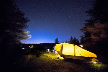 Yıldızlar altında kamp zemin üzerinde aile çadır