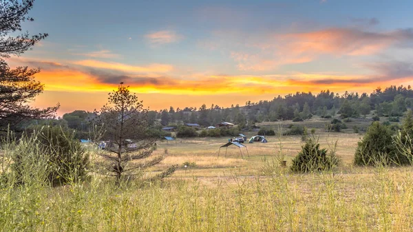 Cevennes 'de kamp alanı üzerinde günbatımı — Stok fotoğraf