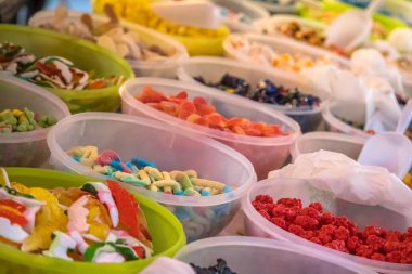 Piyasada çeşitli şeker tatlılar