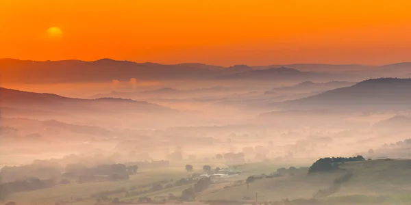 Toscana arancio nebbioso paesaggio scena — Foto Stock