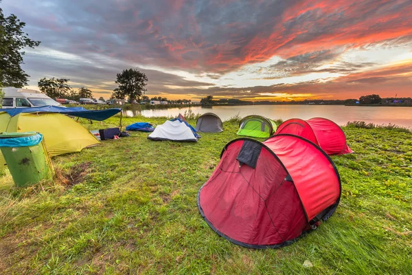 Camping plats med kupoltält nära lake — Stockfoto