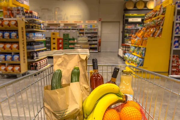 Grocery cart in supermarket — Stock Photo, Image