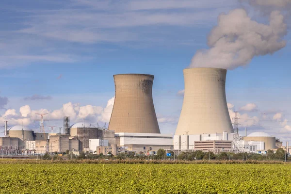 Kernkraftwerk mit Kühltürmen — Stockfoto