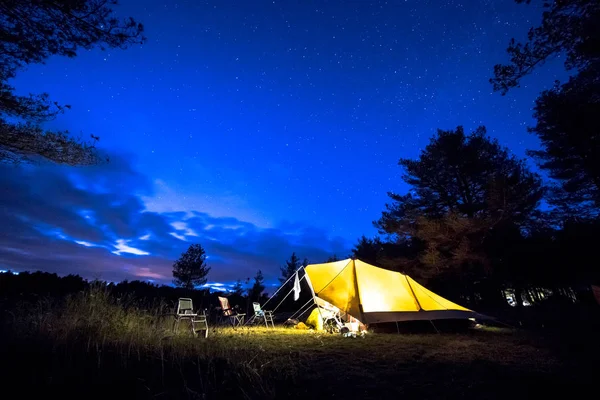 Familje tält på Camping plats under stjärnor — Stockfoto