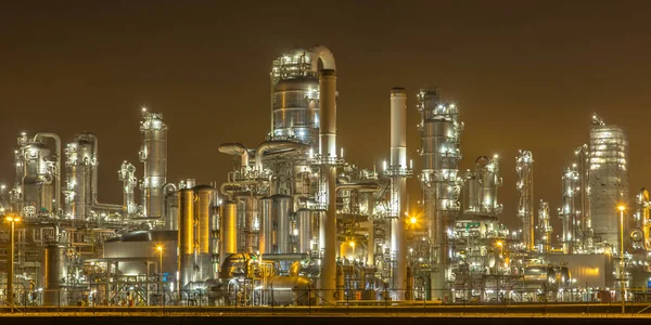 Osvětlený petrochemický průmysl ve tmě — Stock fotografie
