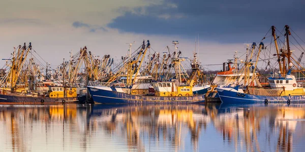 Rybářské lodě během majestátní západ slunce — Stock fotografie