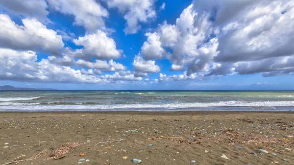 View of mediterranean beach with fluffy clouds — Stock Photo, Image