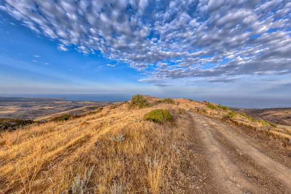 Rocky Road sobre colina topo através da paisagem mediterrânica no — Fotografia de Stock