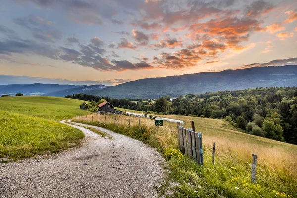 Landstraße in Berglandschaft in den französischen Alpen — Stockfoto