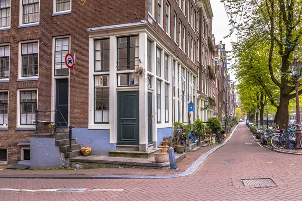 Amsterdamse grachten straat scène — Stockfoto