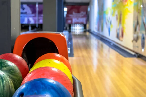 Bowlingbälle in einer Reihe warten beim Bowlingclub — Stockfoto