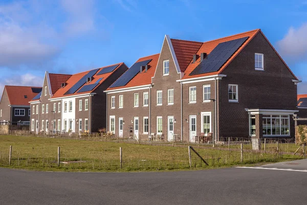 Casas de fileira modernas com telhas vermelhas no dia ensolarado — Fotografia de Stock