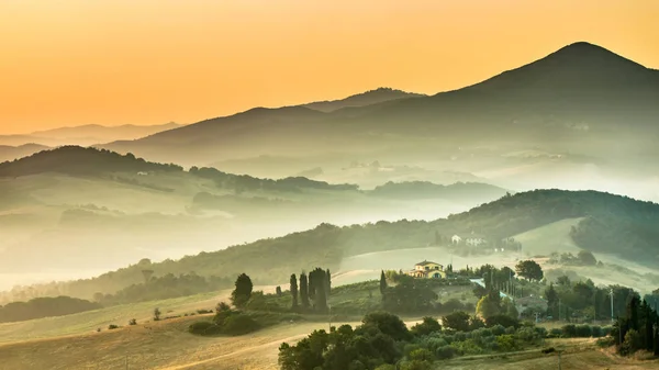 日の出イタリア色の間のトスカンの国 — ストック写真