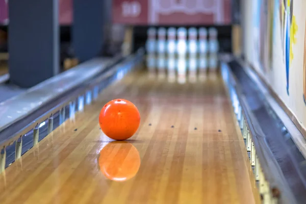 Bowlingball auf der Bahn — Stockfoto