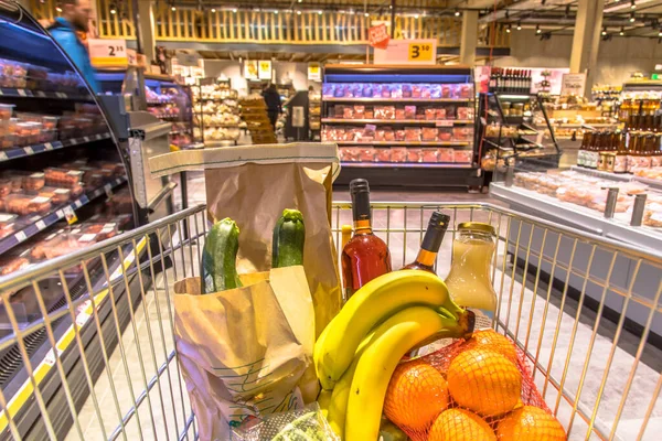 Wózek spożywczy w supermarkecie — Zdjęcie stockowe