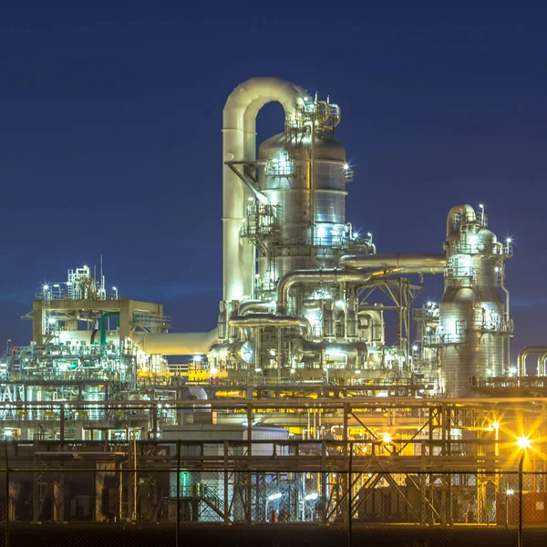 Verlichte petrochemische industrie in het donker — Stockfoto