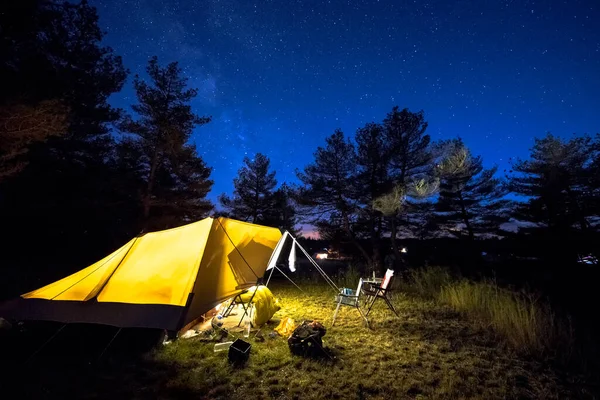 星空の下でキャンプ場に硬い鉄の棒を持つ家族のテント天の川 — ストック写真