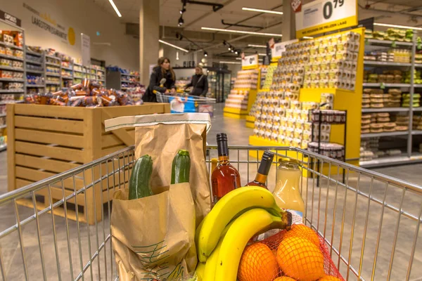 Wózek Spożywczy Supermarkecie Wypełniony Produktami Spożywczymi Widzianymi Punktu Widzenia Klientów — Zdjęcie stockowe