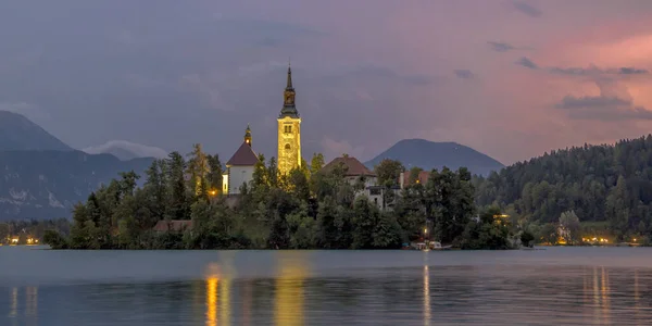 Lake Bled Med Marys Kyrka Och Berg Bakgrunden Stormig Himmel — Stockfoto