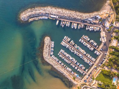 Marina, Fransa 'nın Frejus Cote d' Azur kenti yakınlarındaki Saint Aygulf 'ta Akdeniz' deki hava manzarasının tepesinde.