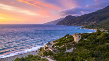 Farinol yakınlarındaki Kaptan Corse 'da Ceneviz gözlem kulesiyle Korsika sahilinin havadan görüntüsü. Korsika, Fransa.