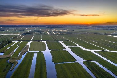 Den Ilp ve Purmerend, Hollanda yakınlarındaki Purmerland 'da Mayıs ayında tarihi Hollanda' da Günbatımı manzarası