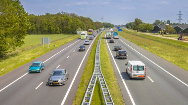 A1 Otoyolu 'ndaki trafik yukarıdan görüldü. Burası Hollanda 'nın en işlek otobanlarından biri.