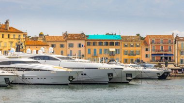 Saint Tropez marinasında lüks yatlar Cote d 'Azur, Güney Fransa