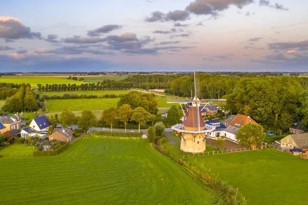 Letecký Pohled Západ Slunce Nad Holandskou Vesnicí Zemědělské Krajině Groningen — Stock fotografie