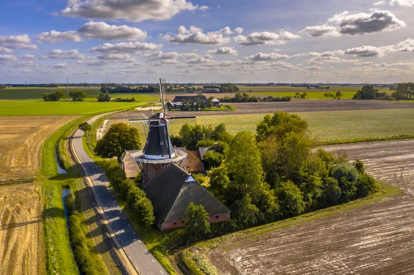 Вид Воздуха Маленькую Голландскую Деревню Исторической Деревянной Мельницей Сельской Местности — стоковое фото