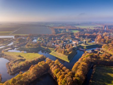 Bourtange 'ın tahkimat köyünün hava manzarası. Bu, Groningen Eyaleti 'nde sonbahar renklerinde yukarıdan görülen tarihi bir kaledir.