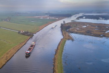 Friesland kanalındaki iç nakliye gemilerinin havadan görüntüsü. Hollanda 'da.