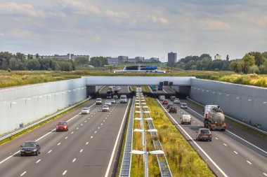 Lahey Randstad yakınlarındaki a4 otoyolunda öğleden sonra trafiği. Hollanda 'da Rotterdam kentsel alanı olan su yolu tüneli geçidi..