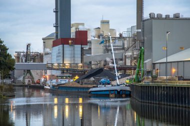 Kargo gemisi Hoogkerk 'teki şeker fabrikasına demirlemiş. Üretim ve taşımacılığın sanayi detayları, Groningen, Hollanda